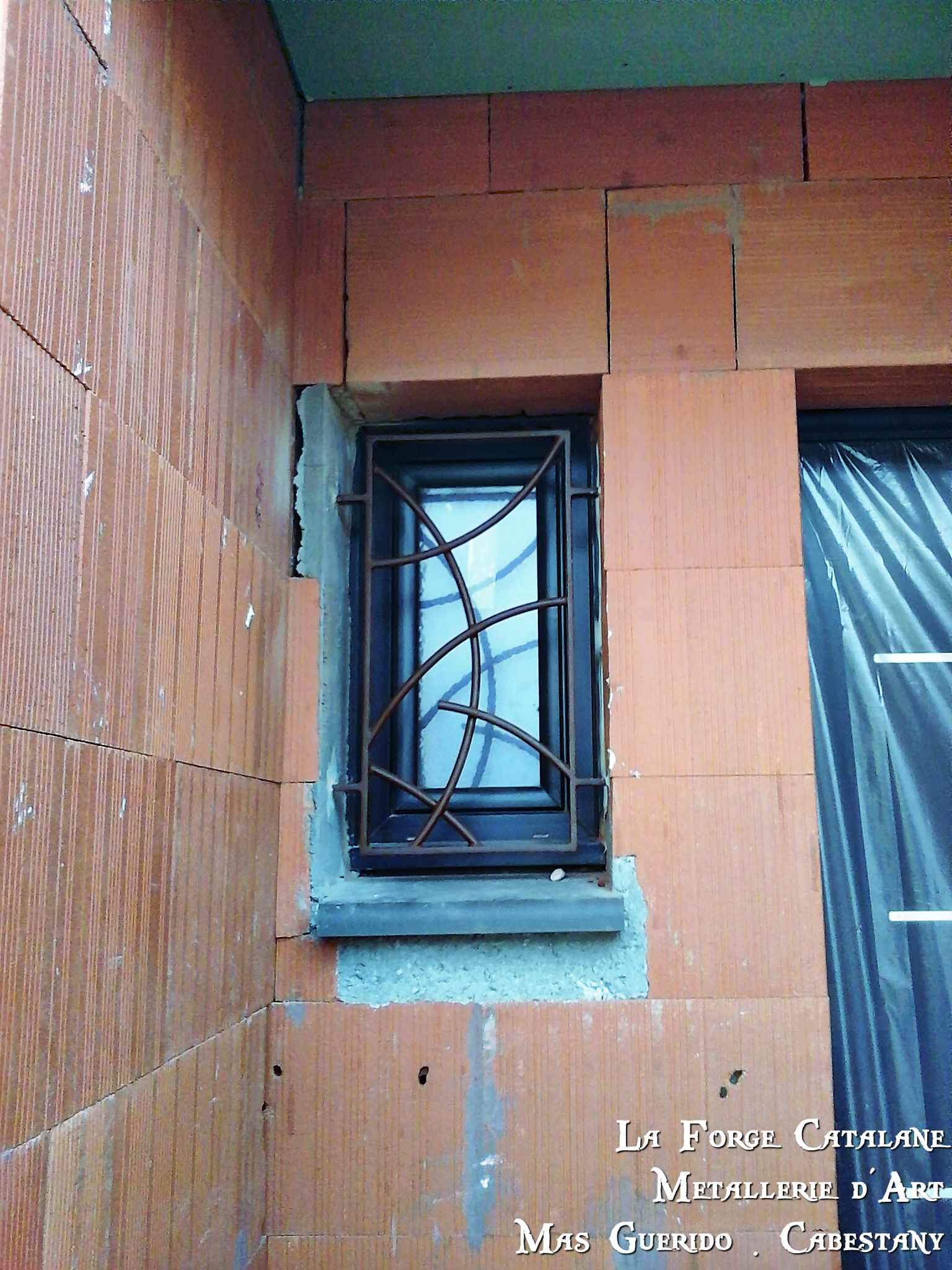 Grille protection moderne fer rond entremele forge catalane 2.jpg